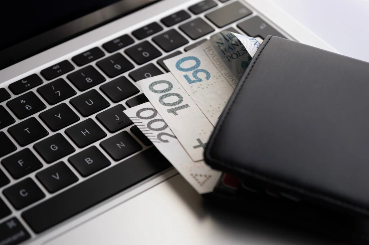 Aż 80 proc. Polaków nadal chce ograniczać wydatki - informuje "Rzeczpospolita". Najczęściej deklarują to w stosunku do takich kategorii produktów, jak sprzęt elektroniczny czy meble. Na tle innych nacji okazujemy się raczej ostrożnymi konsumentami - zauważa gazeta.