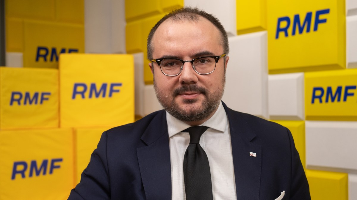 "W tej chwili ta większość koalicyjna, która od 13 grudnia tworzy rząd (...), ma cały czas przewagę, bo około 11-12 posłów w Sejmie. Przynajmniej tak było dotąd. Po wyborach prezydenckich zaczynają pojawiać się pęknięcia w tym betonowym monolicie i być może się okaże, że ta większość przestanie istnieć" - powiedział Paweł Jabłoński z Prawa i Sprawiedliwości w Rozmowie o 7:00 w Radiu RMF24. 