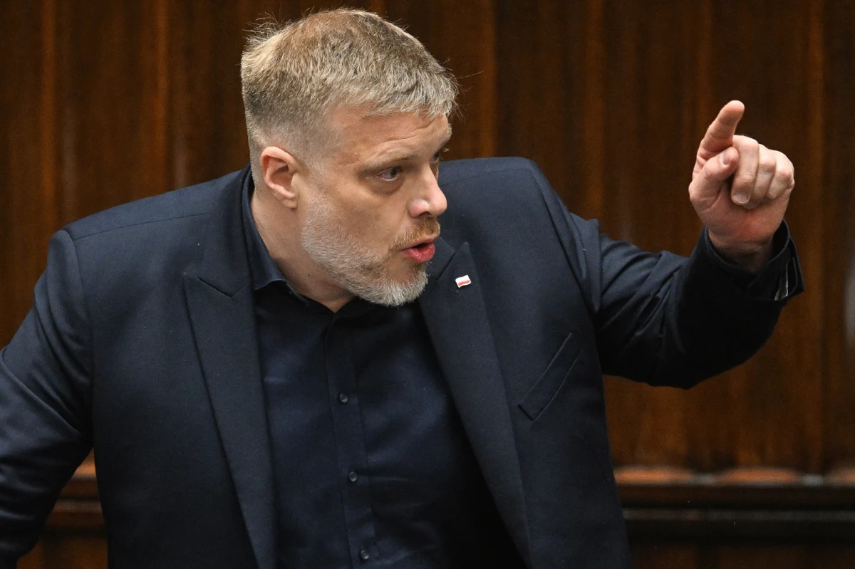 "Zajmujemy się teraz sprawami, które są PR-owym zagraniem premiera Donalda Tuska i prezesa PiS Jarosława Kaczyńskiego. Weźmy się za rozwiązywanie realnych problemów" - podkreślił poseł Razem Adrian Zandberg, pytany o wotum zaufania dla rządu i propozycję utworzenia rządu technicznego. O działaniach premiera powiedział więcej gorzkich słów.