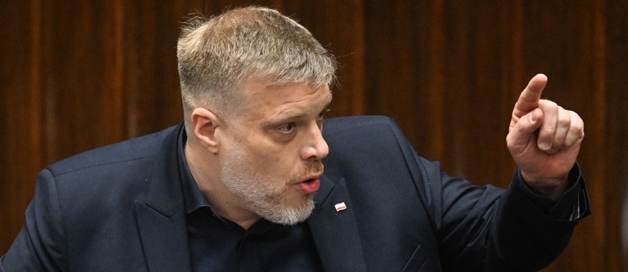 "Zajmujemy się teraz sprawami, które są PR-owym zagraniem premiera Donalda Tuska i prezesa PiS Jarosława Kaczyńskiego. Weźmy się za rozwiązywanie realnych problemów" - podkreślił poseł Razem Adrian Zandberg, pytany o wotum zaufania dla rządu i propozycję utworzenia rządu technicznego. O działaniach premiera powiedział więcej gorzkich słów.