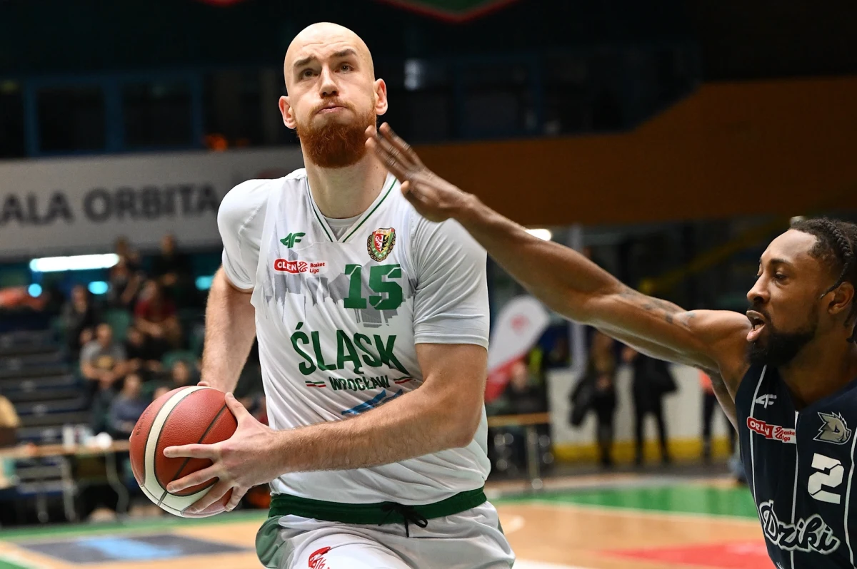 Koszykarze reprezentacji 3x3 trenują w Gdańsku przed zbliżającymi się eliminacjami do mistrzostw Europy. W składzie, który już w najbliższy weekend powalczy w Bukareszcie o awans, znalazł się m.in. Adrian Bogucki. W trwającym jeszcze sezonie Orlen Basket Ligi występował w Arce Gdynia i Śląsku Wrocław. Jak podkreśla, rozwinął swoje umiejętności w defensywie i jest pełen optymizmu przed czekającymi go wyzwaniami w koszykówce 3x3.