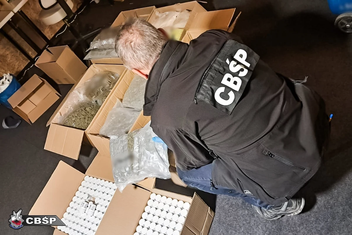 Co najmniej ćwierć tony narkotyków rozprowadziła grupa przestępcza rozbita przez funkcjonariuszy Centralnego Biura Śledczego Policji pod nadzorem Prokuratury Okręgowej w Nowym Sączu. Przejęto narkotyki warte 2 miliony złotych. Zatrzymano 5 osób. 