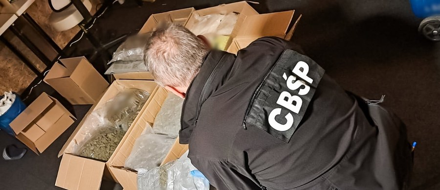 Co najmniej ćwierć tony narkotyków rozprowadziła grupa przestępcza rozbita przez funkcjonariuszy Centralnego Biura Śledczego Policji pod nadzorem Prokuratury Okręgowej w Nowym Sączu. Przejęto narkotyki warte 2 miliony złotych. Zatrzymano 5 osób. 