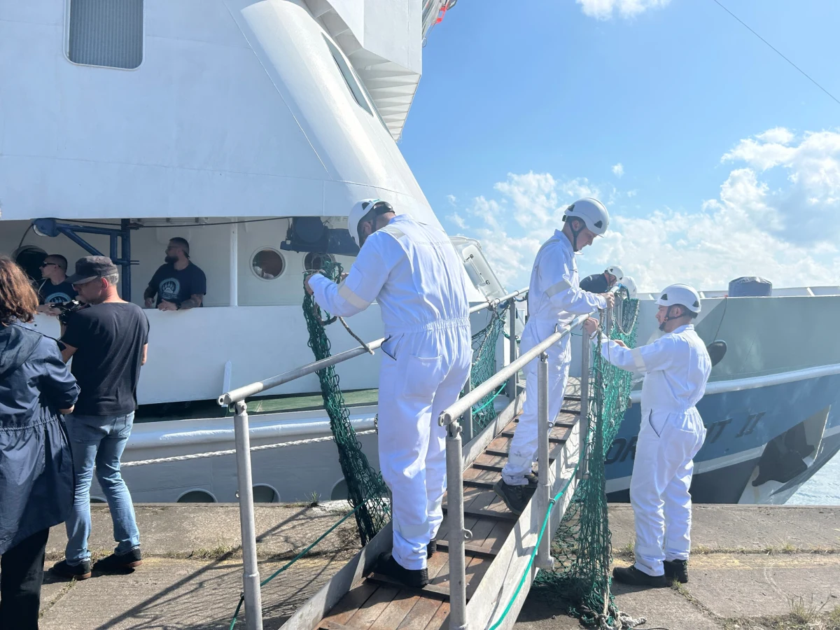 Statek szkoleniowo-badawczy Uniwersytetu Morskiego w Gdyni, "Horyzont II", wyruszył w podróż na Spitsbergen, łącząc misję edukacyjną z kluczową rolą zaopatrzeniową dla polskich stacji badawczych. Na pokładzie, obok załogi, jest grupa studentów, dla których ten rejs będzie niezapomnianym doświadczeniem.