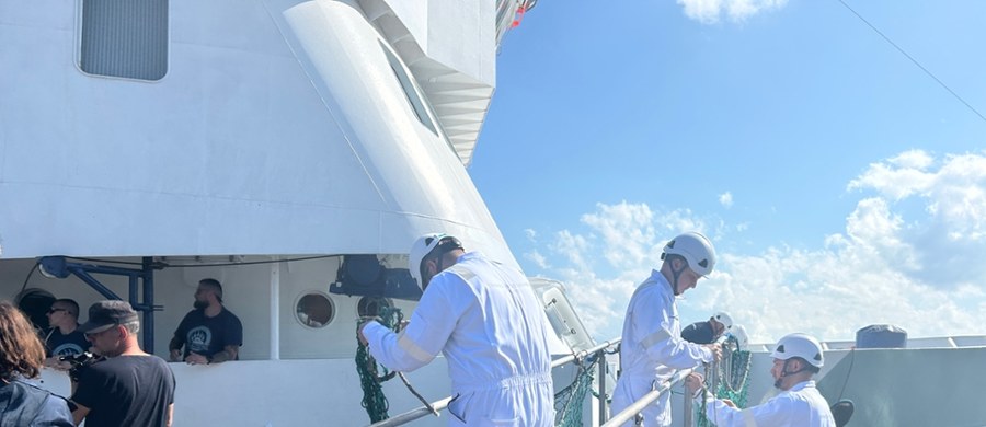 Statek szkoleniowo-badawczy Uniwersytetu Morskiego w Gdyni, "Horyzont II", wyruszył w podróż na Spitsbergen, łącząc misję edukacyjną z kluczową rolą zaopatrzeniową dla polskich stacji badawczych. Na pokładzie, obok załogi, jest grupa studentów, dla których ten rejs będzie niezapomnianym doświadczeniem.
