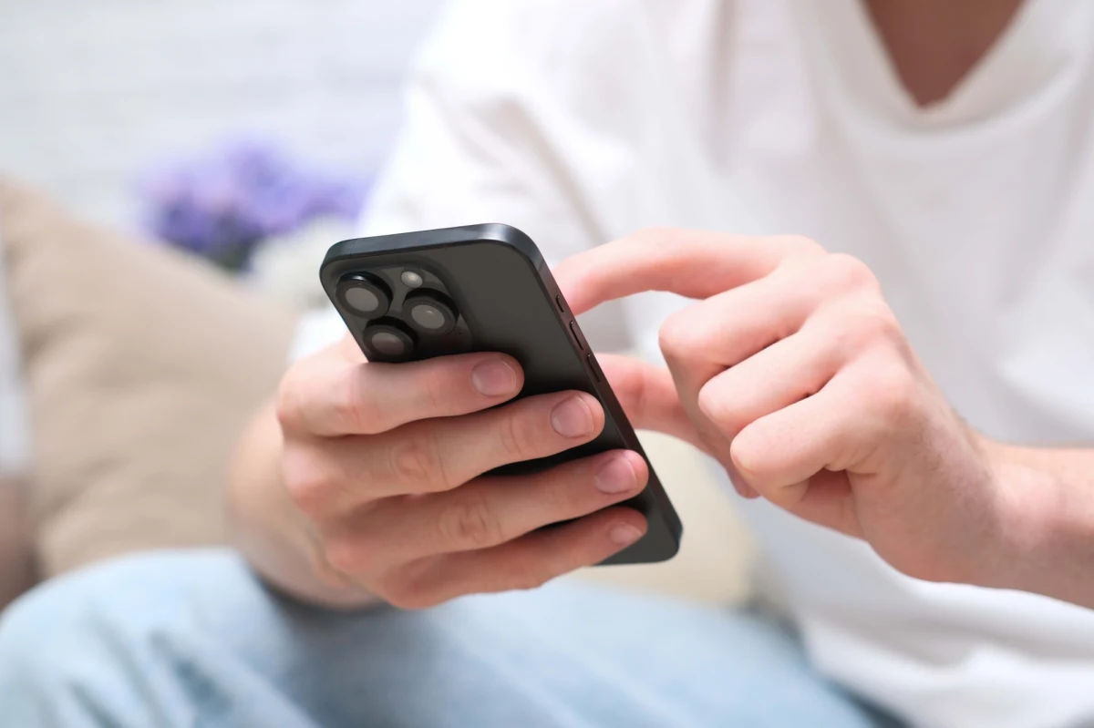 Od 20 czerwca w Unii Europejskiej zaczną obowiązywać nowe przepisy dotyczące smarfonów. Chodzi zarówno o urządzenia z Androidem, jak i iOS. Mają one na celu m.in. zwiększenie trwałości telefonów i ułatwienie napraw. Co się dokładnie zmieni? 