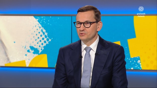 Niech liderzy koalicji usiądą za okrągłym stołem i wydyskutują, co jest zrobione. Nie da się rządzić pracując od wtorku do czwartku paląc cygara i pijąc whisky - powiedział Mateusz Morawiecki w "Graffiti". Były premier ocenił także, że wyniki wyborów prezydenckich to "żółta, a nawet czerwona kartka" dla większości rządzącej. Były premier w pewnym momencie wyjął także karton z wydrukowaną mapą wyborczą. - Różnica głosów nie oddaje (skali zwycięstwa Karola Nawrockiego), co prawda duże miasta zagłosowały (na Rafała Trzaskowskiego), ale Polska składa się z powiatów i gmin, gdzie zamknięto strategię inwestycji - analizował były premier. - Polacy w całej Polsce gremialnie powiedzieli: nie ma strategii rządu, dbałości rządu o walkę z drożyzną, o rozwój Polski, o CPK, o inne elementy rozwoju, które Polacy chcą po to, aby Polska była jak najszybciej rosnącym krajem - kontynuował. Polityk prawicy nie krył także ostrych słów wobec swojego następcy, a także całej Koalicji 15 października. - Niech oni (liderzy koalicji) usiądą za okrągłym stołem i wydyskutują, co jest zrobione. Nie da się rządzić pracując od wtorku do czwartku paląc cygara i pijąc whisky - stwierdził Mateusz Morawiecki.