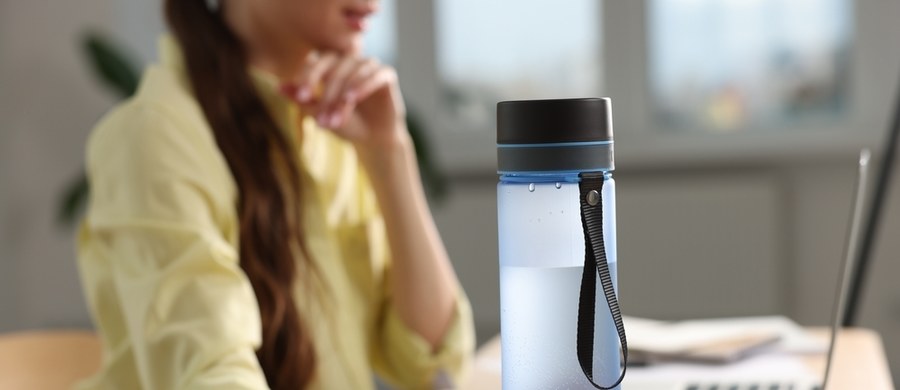 Regularne nawadnianie się to podstawa zdrowego stylu życia. Dlatego zawsze powinniśmy mieć pod ręką butelkę z wodą. Jak się jednak okazuje, te wielokrotnego użytku, mogą być pełne zarazków. Według badaczy z USA, mogą zawierać więcej bakterii niż deska sedesowa!