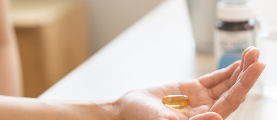 Witamina H, znana także jako biotyna, odgrywa niezwykle ważną rolę w wielu procesach metabolicznych organizmu. Choć kojarzona jest głównie z wpływem na kondycję skóry, włosów i paznokci, jej znaczenie jest znacznie szersze. 
