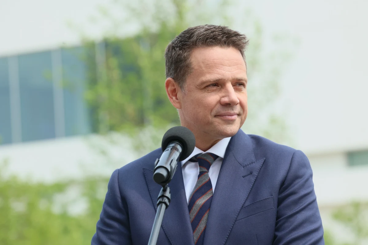 "Dziękuję wszystkim, ale szczególnie warszawiankom i warszawiakom, bo frekwencja w Warszawie była niebywała i również liczba głosów, które zostały na mnie oddane. Ta moc i energia, którą dostaję od Polek i Polaków, motywuje mnie do dalszej pracy" - powiedział prezydent Warszawy Rafał Trzaskowski, otwierając plac Centralny, zieloną przestrzeń w samym centrum stolicy. Nawiązał też do swojej kampanii. "Dałem z siebie wszystko" - powiedział.