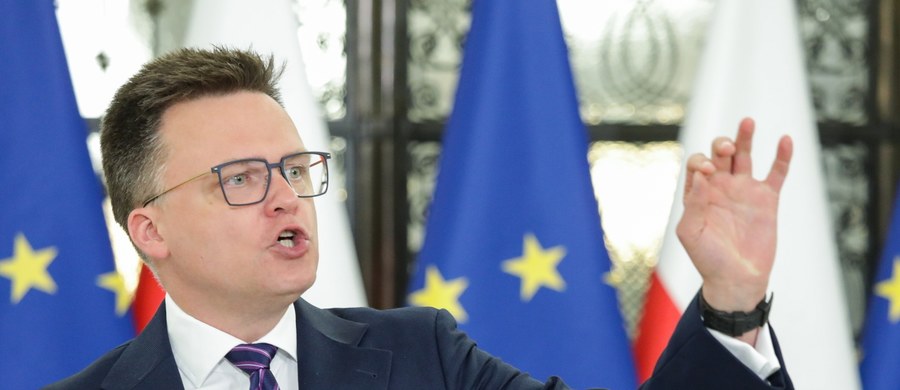 Szymon Hołownia ogłosił priorytetowe reformy, których będzie domagał się od rządzącej koalicji. "Rekonstrukcja rządu powinna odbyć się teraz, nie w lipcu, a koalicja musi zobowiązać się do listy reform, które przeprowadzi jak najszybciej" - podkreślił w środę marszałek Sejmu.