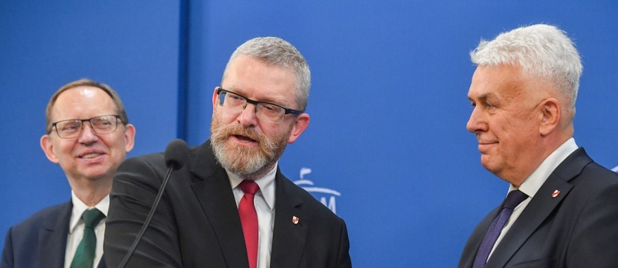 Poseł Sławomir Zawiślak po wyborach prezydenckich postanowił opuścić klub Prawa i Sprawiedliwości. Związał się z ugrupowaniem Grzegorza Brauna - dzięki w temu w Sejmie powstało nowe koło poselskie - Konfederacji Korony Polskiej. Zawiślak był członkiem PiS od 2002 r., to jego szósta kadencja w Sejmie.