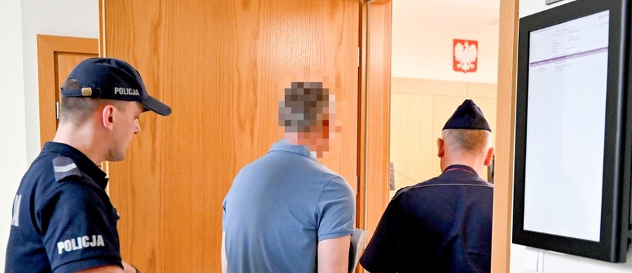 W sądzie w Radomiu (woj. mazowieckie) ruszył proces byłego dyrektora Krajowego Biura Organizacyjnego Światowych Dni Młodzieży. Ks. Mariusz W. jest oskarżony o wykorzystywanie seksualne młodych kobiet i podżeganie do składania fałszywych zeznań. Grozi mu do 12 lat więzienia. Z aktu oskarżenia wynika, że ksiądz miał m.in. podawać swoim ofiarom substancję wywołującą stopniowy zanik świadomości i pamięci.