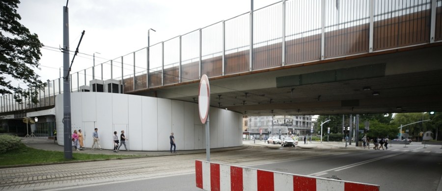 Po dwóch dniach przerwy wznowiono ruch pociągów pod chorzowską estakadą - poinformowały w środę po południu Koleje Śląskie. Połączenia zostały wstrzymane w poniedziałek, gdy z powodu zagrożenia awarią lub katastrofą drogową obiekt został wyłączony z użytkowania.