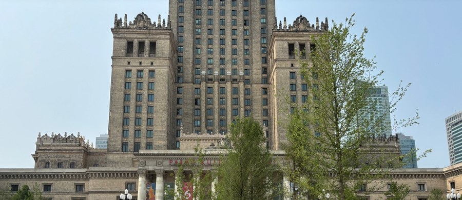 Zakończyła się przebudowa części placu Defilad - tzw. placu Centralnego w Warszawie. Stołeczny ratusz zaprasza mieszkańców na jego otwarcie w środę o godzinie 18.30. Wcześniej odbędzie się konferencja prasowa, w której udział weźmie prezydent Rafał Trzaskowski. Przebudowa placu trwała prawie dwa lata.