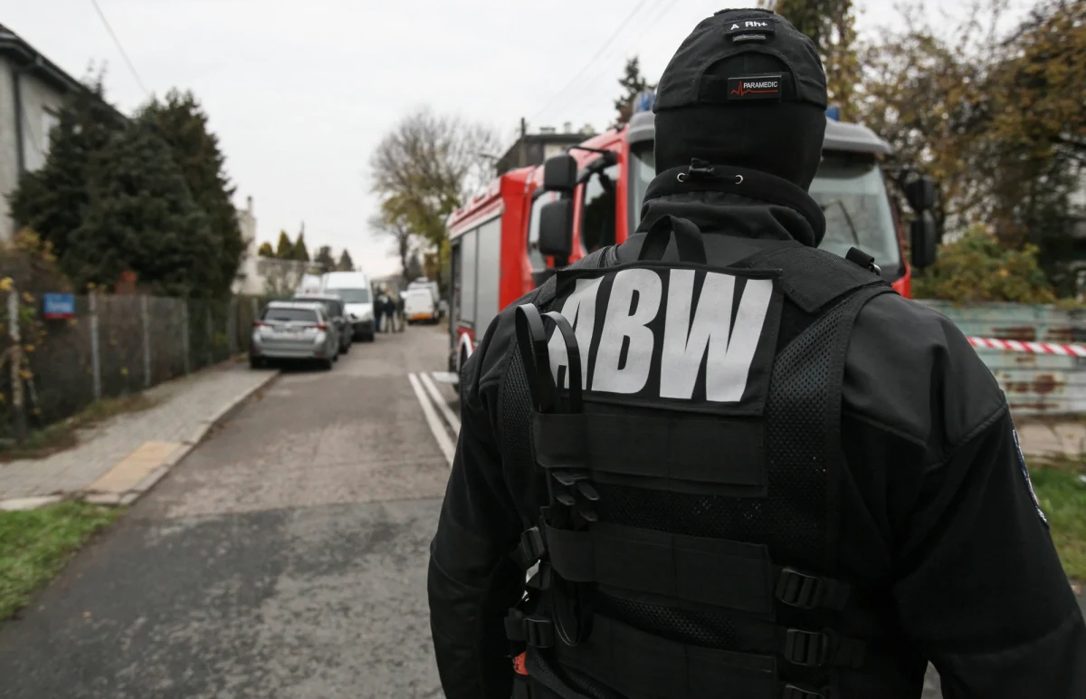 Funkcjonariusze Agencji Bezpieczeństwa Wewnętrznego - na polecenie Prokuratury Regionalnej w Warszawie - zatrzymali byłego członka zarządu Orlen S.A. Michała R. Chodzi o śledztwo w sprawie spółki Orlen Trading Switzerland GmbH.