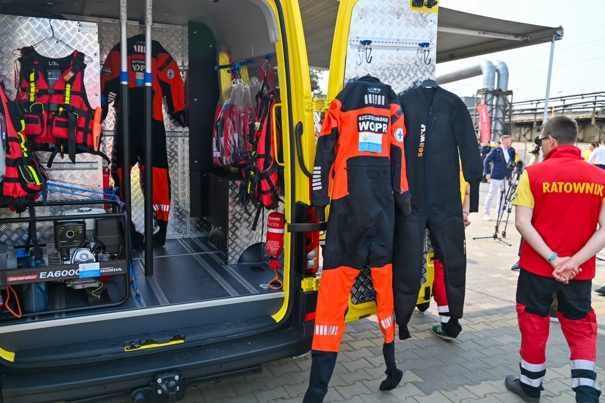 Mobile centrum zarządzania, czyli samochód wyposażony w specjalistyczny sprzęt poszukiwawczo-ratowniczy za 750 tys. zł zaprezentowało w środę WOPR Szczecin. Zakup w połowie sfinansował Wojewódzki Fundusz Ochrony Środowiska i Gospodarki Wodnej.