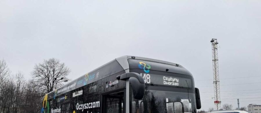 Miejskie Przedsiębiorstwo Komunikacyjne w Krakowie podpisało umowę na dostawę 10 autobusów wodorowych. Będą to pierwsze pojazdy z takim zasilaniem zakupione przez krakowskiego przewoźnika. Cena jednego pojazdu to ponad 2,9 mln zł netto.