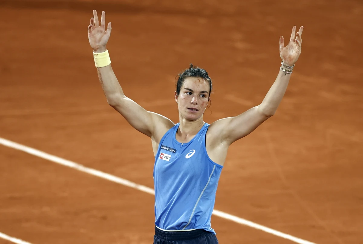 Lois Boisson w światowym rankingu tenisistek zajmuje dopiero 361. miejsce, ale dzisiaj niespodziewanie awansowała do półfinału French Open. 22-letnia Francuzka wygrała z rozstawioną z numerem szóstym Rosjanką Mirrą Andriejewą 7:6 (8-6), 6:3. W półfinale zmierzy się z Amerykanką Coco Gauff (nr 2). Boisson jest pierwszą Francuzką od 2011 roku, która dotarła w Paryżu do najlepszej czwórki rywalizacji singlistek.