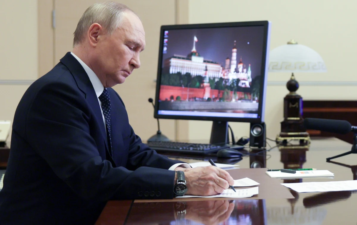 "Jak możemy negocjować z tymi, którzy opierają się na terrorze?" - powiedział Władimir Putin, wyrażając wątpliwość, by w najbliższym czasie doszło do kolejnej rundy negocjacji z Ukrainą w sprawie warunków zakończenia wojny. Słowa rosyjskiego prezydenta padły po serii operacji specjalnych ukraińskich wojsk na terytorium Rosji.