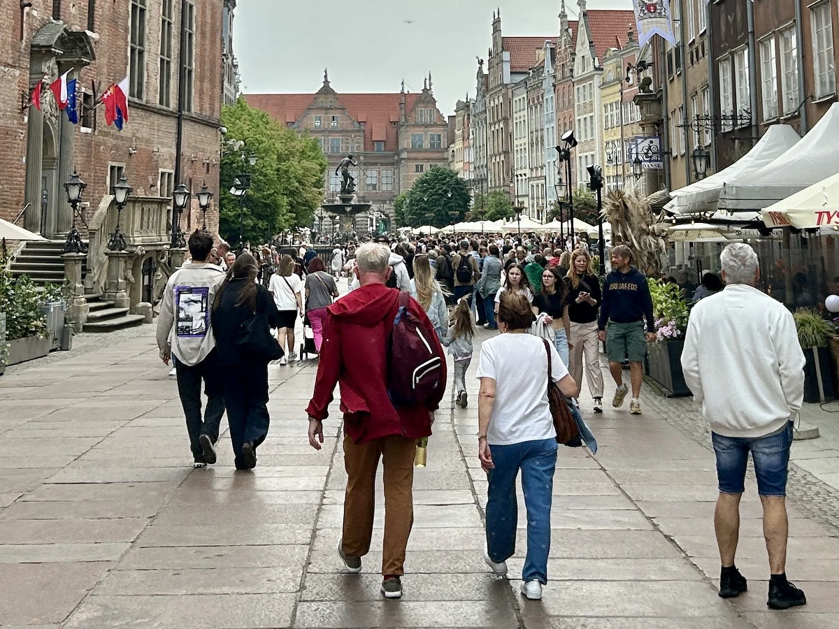 Miasto szykuje się na sezon letni. Na czwartek zaplanowano spotkanie z mieszkańcami Śródmieścia. Celem jest przedyskutowanie kluczowych aspektów związanych z organizacją przestrzeni publicznej, bezpieczeństwem, pracą służb porządkowych i kalendarzem letnich wydarzeń. Po raz pierwszy straż miejska będzie miała patrole całodobowe.