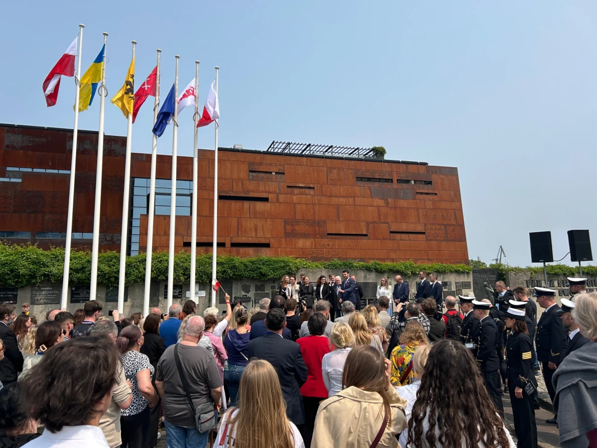 "Solidarność" zdobyła wszystko co miała do zdobycia. Pierwszy raz od ponad 40 lat wpływ na władze miał ktoś inny niż Polska Zjednoczona Partia Robotnicza. Mija 36 lat od pierwszych, częściowo wolnych wyborów 4 czerwca 1989 r. Na placu Solidarności - w samo południe - odbyły się uroczystości upamiętniające te wydarzenia.