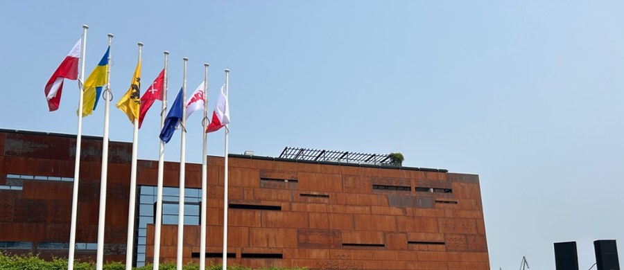 "Solidarność" zdobyła wszystko co miała do zdobycia. Pierwszy raz od ponad 40 lat wpływ na władze miał ktoś inny niż Polska Zjednoczona Partia Robotnicza. Mija 36 lat od pierwszych, częściowo wolnych wyborów 4 czerwca 1989 r. Na placu Solidarności - w samo południe - odbyły się uroczystości upamiętniające te wydarzenia.
