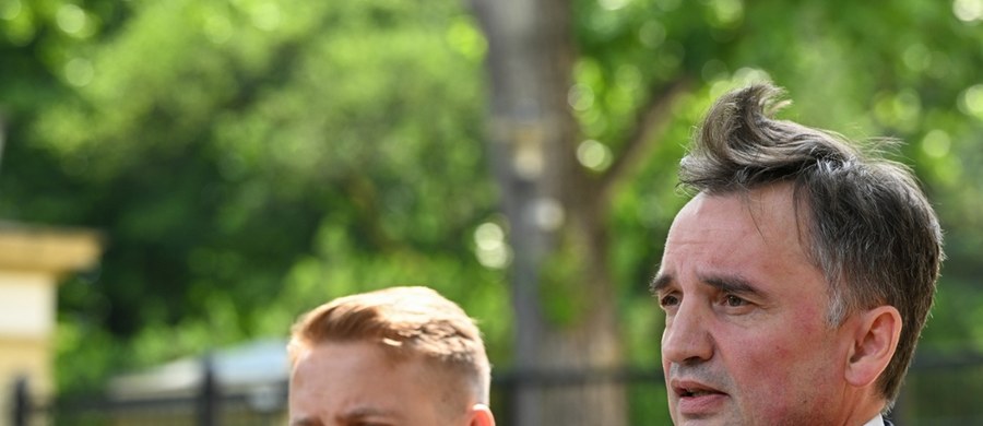 "Przegrane wybory prezydenckie to koniec premiera Donalda Tuska" - powiedział w środę były minister sprawiedliwości Zbigniew Ziobro. I zwrócił się do sędziów, prokuratorów i funkcjonariuszy ABW. Wskazał, że obóz PiS jest w stanie przyjąć moment wyborów prezydenckich "jako linię demarkacyjną, swoistą cezurę" do "odkreślenia tego, co było za nami" wobec wszystkich funkcjonariuszy, którzy "zdobyli się na refleksję". "Zostanie to w przyszłości zauważone i docenione" - powiedział polityk PiS.