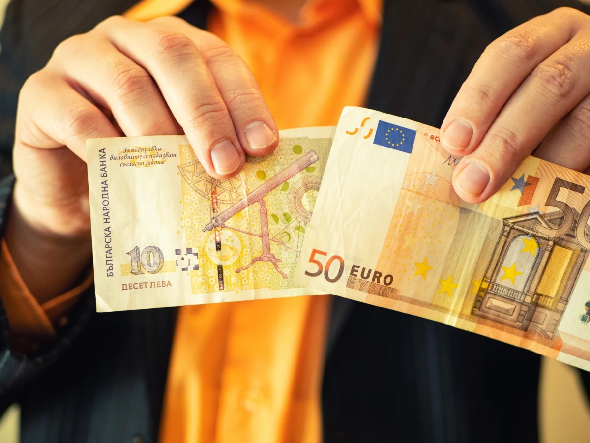 "Podczas gdy Bułgaria, najbiedniejszy kraj Unii Europejskiej, przygotowuje się do przystąpienia do strefy euro, członkostwem w eurolandzie w ogóle nie jest zainteresowana Polska, która odniosła wielki sukces gospodarczy w Europie" - napisał w środę portal Politico. Komisja Europejska poinformowała dzisiaj, że Bułgaria spełniła wymagane kryteria i może przystąpić do strefy euro 1 stycznia 2026 r.