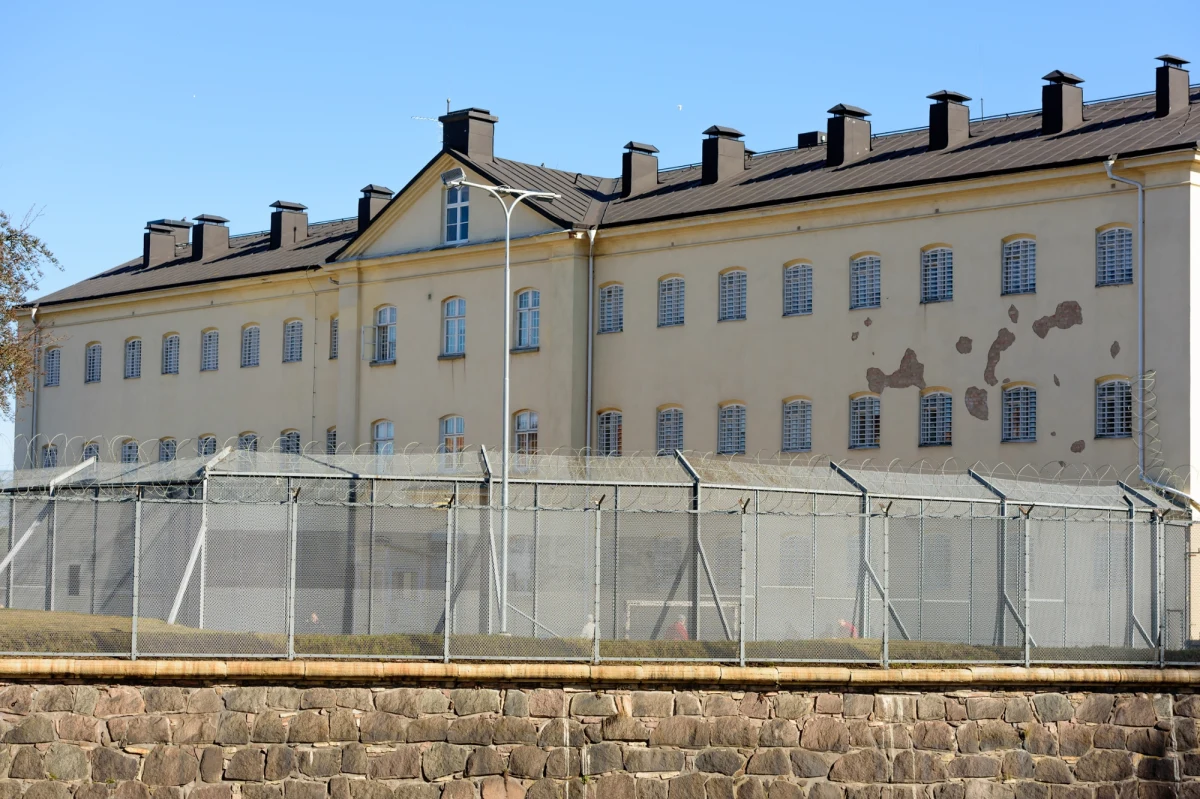 Rząd w Sztokholmie poinformował w środę o zawarciu porozumienia z władzami Estonii o wynajęciu więzienia w Tartu. 600 przestępców odbywających obecnie karę w Szwecji ma trafić do 400 cel w tym mieście. Są to szczególni więźniowie.