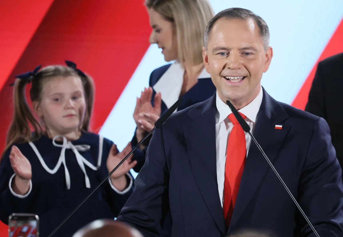 Marta Nawrocka reaguje na hejt, który wylał się w sieci w związku z zachowaniem jej córki podczas wieczoru wyborczego Karola Nawrockiego. 7-letnia Kasia stała się drugą bohaterką tego wieczoru. W czasie, gdy jej tata przemawiał i dziękował za oddane na niego głosy, dziewczynka radośnie podskakiwała, machała chorągiewką i posyłała publiczności serduszka. To spotkało się z falą nieprzychylnych komentarzy części internautów. Część natomiast broniła Kasi i podkreślała, że nie można atakować beztroskiego dziecka. 