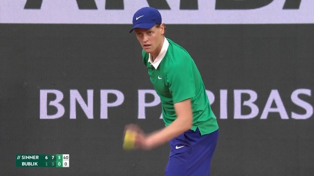 Zajmujący pierwsze miejsce w rankingu Jannik Sinner, po znakomitej grze we French Open, w środę awansował do półfinału, pokonując w nim 62. tenisistę świata Alexandra Bublika 6:1, 7:5, 6:0.

Sinner, który rok temu przegrał w finale Rolanda Garrosa z broniącym tytułu mistrzem Carlosem Alcarazem, potrzebował zaledwie 1 godziny i 49 minut, aby awansować do kolejnej rundy z Bublikiem, który w poprzedniej rundzie pokonał numer 5 Jacka Drapera.

Sinner nie tylko nie stracił jeszcze seta, ale także przegrał łącznie 36 gemów w pięciu meczach w Paryżu.

W meczu z Bublikiem, który debiutował w ćwierćfinale wielkiej imprezy, zagrał niezwykle czysto, zdobywając 31 piłek zwycięskich i popełniając zaledwie 13 niewymuszonych błędów.

Kolejnym wyzwaniem Sinnera będzie półfinał w piątek, w którym zmierzy się albo z 24-krotnym mistrzem turniejów wielkoszlemowych Novakiem Djokoviciem, albo z rozstawionym z numerem 3 Alexandrem Zverevem, wicemistrzem w 2024 roku.

W półfinale mężczyzn zmierzą się nr 2 Alcaraz i nr 8 Lorenzo Musetti. Obaj wygrali ćwierćfinały we wtorek.