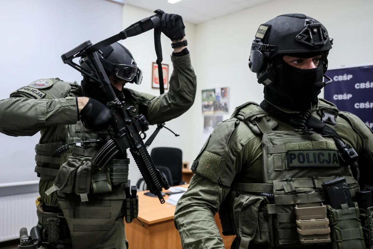 5 ton substancji do wytwarzania narkotyków przejęli funkcjonariusze Centralnego Biura Zwalczania Cyberprzestępczości oraz Centralnego Biura Śledczego Policji. W warmińsko-mazurskich Barcianach zatrzymali członków narkotykowego gangu i zlikwidowali laboratorium produkujące środki psychotropowe.