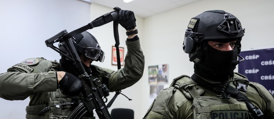 5 ton substancji do wytwarzania narkotyków przejęli funkcjonariusze Centralnego Biura Zwalczania Cyberprzestępczości oraz Centralnego Biura Śledczego Policji. W warmińsko-mazurskich Barcianach zatrzymali członków narkotykowego gangu i zlikwidowali laboratorium produkujące środki psychotropowe.