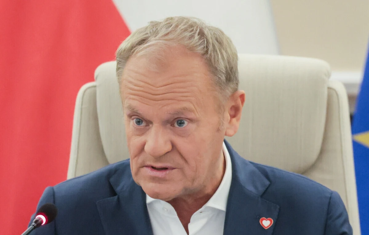 Spotkanie premiera Donalda Tuska z parlamentarzystami Koalicji Obywatelskiej, w tym z Rafałem Trzaskowskim, zakończyło się w środę po godz. 21. Na trzy miesiące został zawieszony poseł Przemysław Witek za słynne "Cóż szkodzi obiecać?". Atmosferę podgrzali posłowie PiS, którzy próbowali się dostać do KPRM z "kontrolą poselską". Sytuację powyborczą ironicznie skomentował natomiast Adrian Zandberg. 