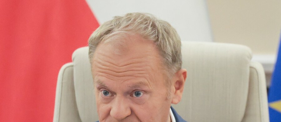 Spotkanie premiera Donalda Tuska z parlamentarzystami Koalicji Obywatelskiej, w tym z Rafałem Trzaskowskim, zakończyło się w środę po godz. 21. Na trzy miesiące został zawieszony poseł Przemysław Witek za słynne "Cóż szkodzi obiecać?". Atmosferę podgrzali posłowie PiS, którzy próbowali się dostać do KPRM z "kontrolą poselską". Sytuację powyborczą ironicznie skomentował natomiast Adrian Zandberg. 