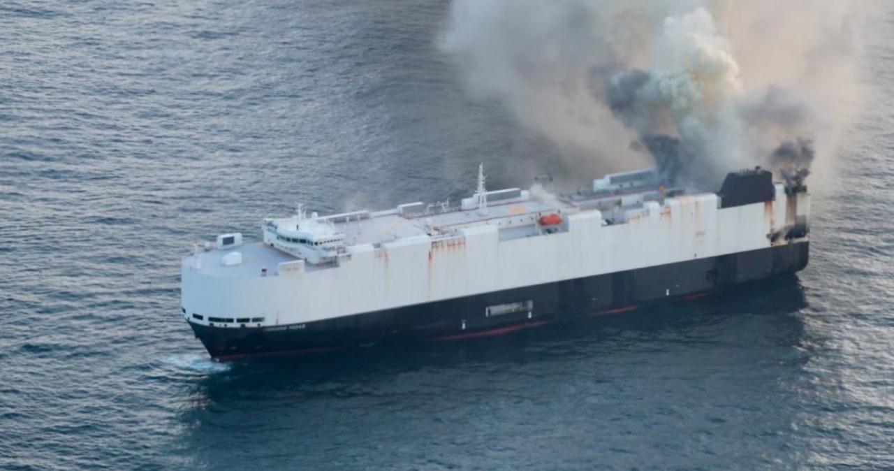 3 tys. samochodów poszło na dno. Samochodowiec zatonął po ogromnym pożarze