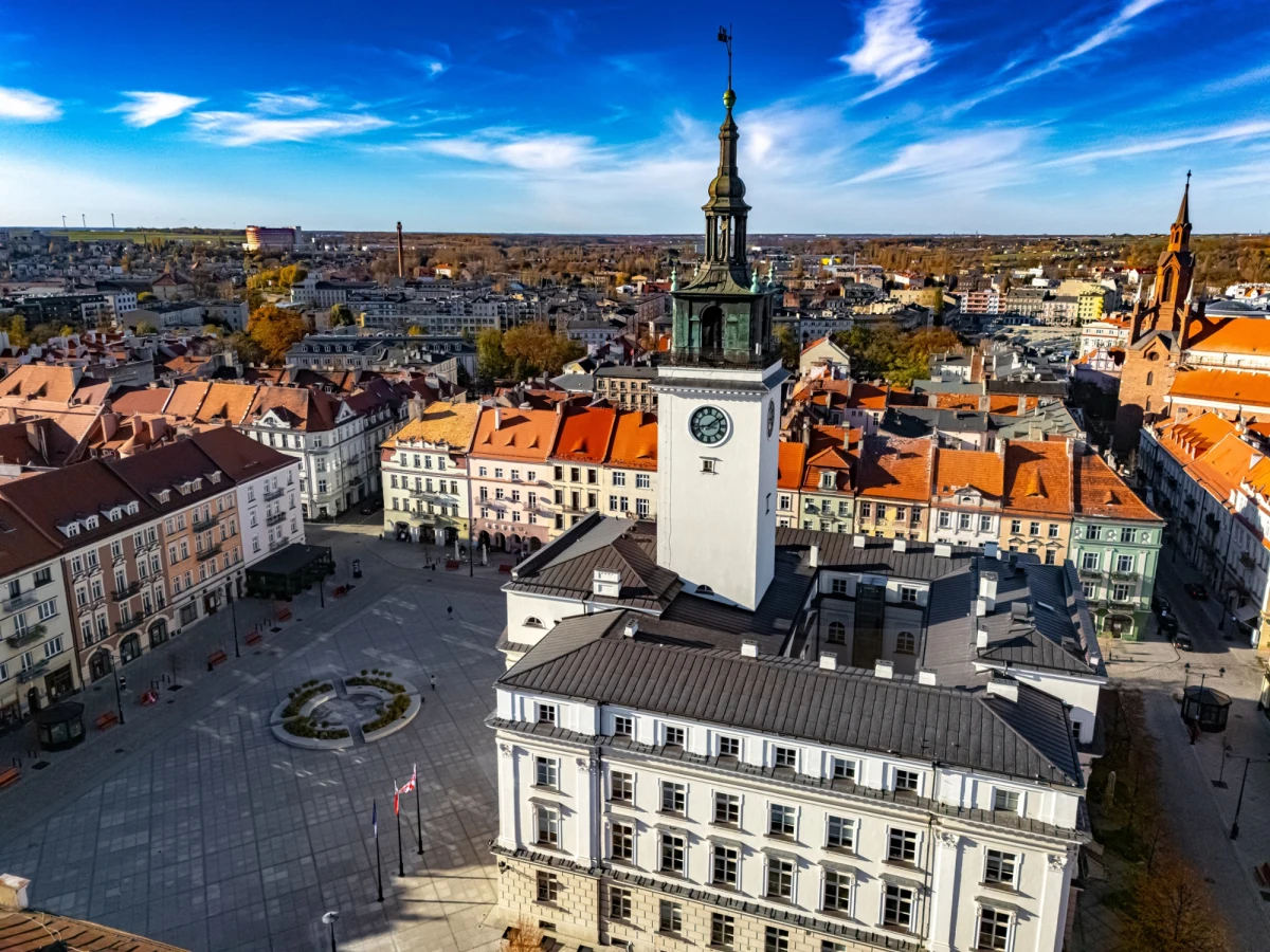 CPK opublikowało zaktualizowaną mapę dotyczącą całego projektu budowy linii kolejowej nr 85 na odc. Sieradz - Kalisz - Pleszew - Poznań. Kalisz w Wielkopolsce ma zostać włączony w system szybkiej kolei. Z tego powodu wyburzone będą musiały zostać zabudowania przy jednej z ulic. Dziś odbywa się spotkanie z mieszkańcami, dla których - jak alarmują lokalne media - jest to dramat. 