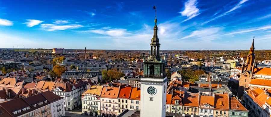 CPK opublikowało zaktualizowaną mapę dotyczącą całego projektu budowy linii kolejowej nr 85 na odc. Sieradz - Kalisz - Pleszew - Poznań. Kalisz w Wielkopolsce ma zostać włączony w system szybkiej kolei. Z tego powodu wyburzone będą musiały zostać zabudowania przy jednej z ulic. Dziś odbywa się spotkanie z mieszkańcami, dla których - jak alarmują lokalne media - jest to dramat. 