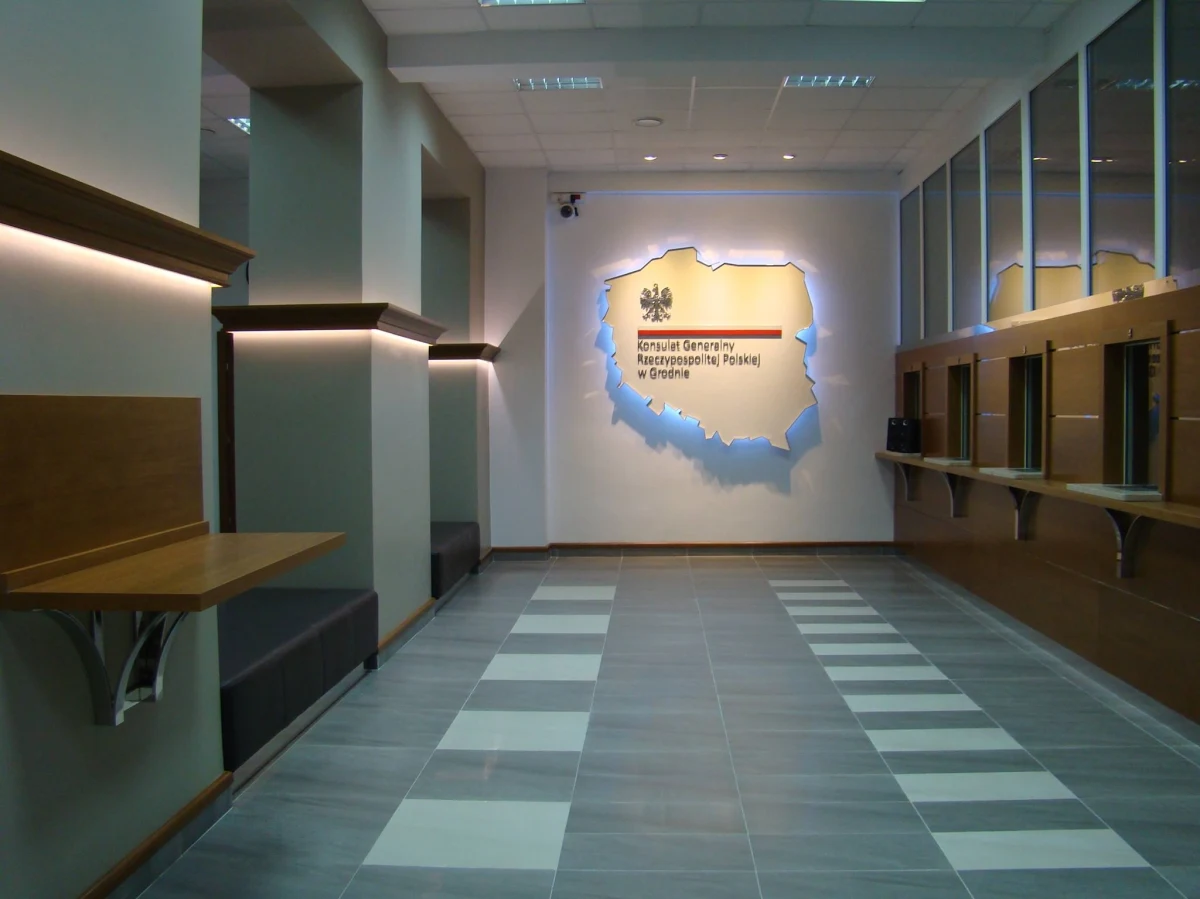 Białoruskie władze skonfiskowały budynek, w którym znajduje się polski Konsulat Generalny w Grodnie. Decyzja związana jest z zaocznym skazaniem właściciela tej nieruchomości - mieszkającego w Polsce Stanisława Bujnickiego, byłego działacza Związku Polaków. Ze względów politycznych opuścił on Białoruś. 