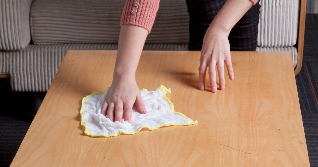 Drewniane meble czyść tylko w ten sposób. Przez lata będą wyglądać, jak nowe