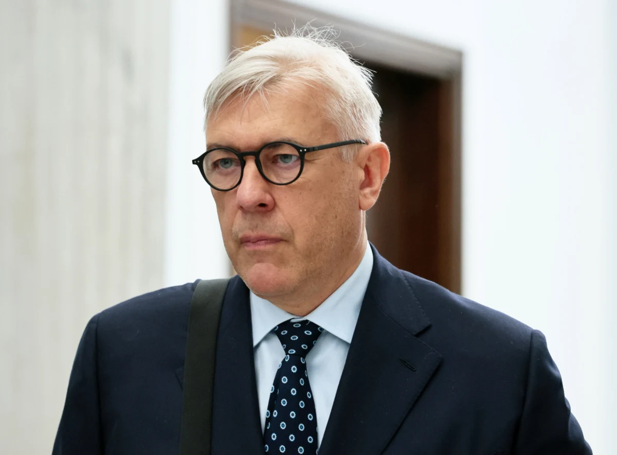 "Wstępuję do Platformy Obywatelskiej" - ogłosił w czwartek Roman Giertych. Powiedział, że czuje się współodpowiedzialny za porażkę Rafała Trzaskowskiego w wyborach prezydenckich. Wypowiedział się również na temat wyborów w 2027 roku. "Jeżeli komuś się wydaje teraz, na dwa i pół roku przed kolejnymi wyborami, że już je prawie zwyciężył, to mówię temu komuś: Jarku, siadaj. Uspokój się" - powiedział Giertych. 