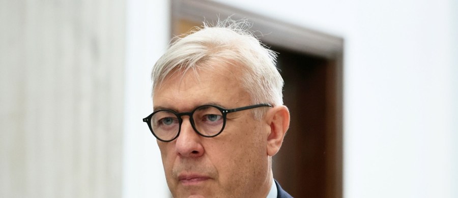 "Wstępuję do Platformy Obywatelskiej" - ogłosił w czwartek Roman Giertych. Powiedział, że czuje się współodpowiedzialny za porażkę Rafała Trzaskowskiego w wyborach prezydenckich. Wypowiedział się również na temat wyborów w 2027 roku. "Jeżeli komuś się wydaje teraz, na dwa i pół roku przed kolejnymi wyborami, że już je prawie zwyciężył, to mówię temu komuś: Jarku, siadaj. Uspokój się" - powiedział Giertych. 