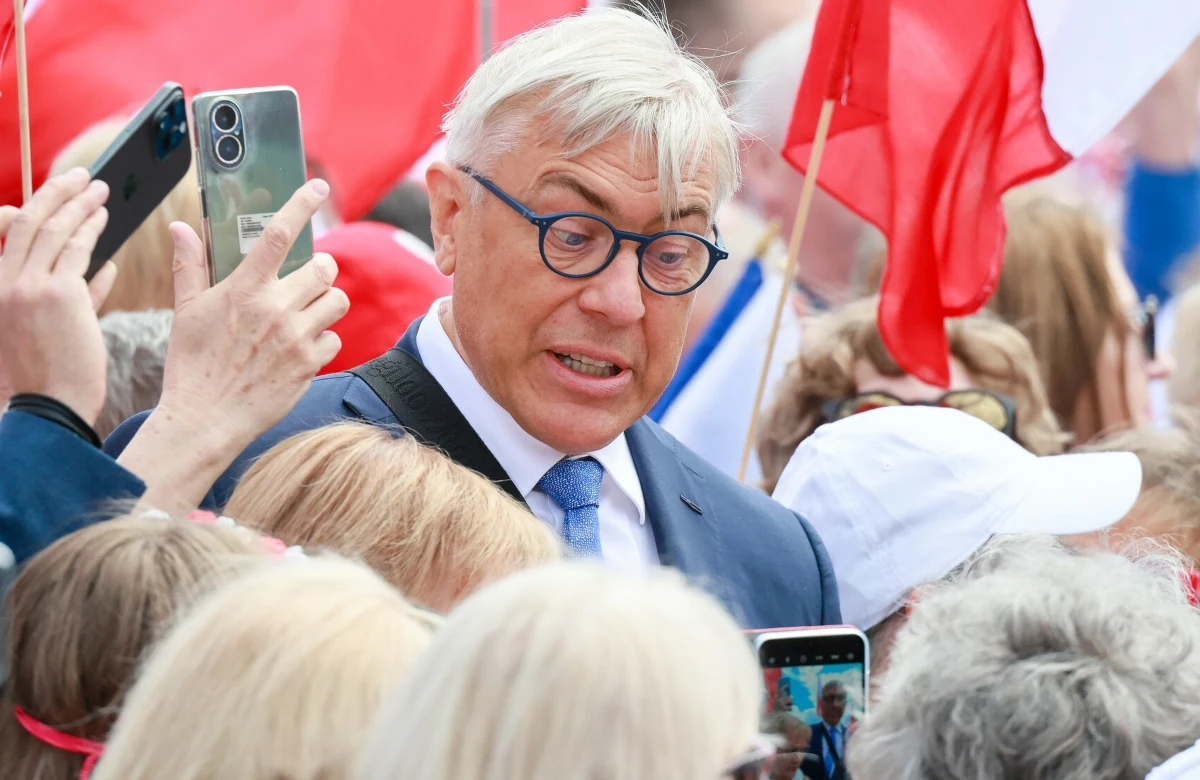 "Jako obywatel nie odpuszczę sprawdzenia tej sprawy" - grzmi na Platformie X Roman Giertych. Polityk mówi o nieprawidłowościach wyborczych i domaga się, by ABW zabezpieczyło "aplikację pana Mateckiego". "Tylko nie zemdlej" - odpowiada Dariusz Matecki.