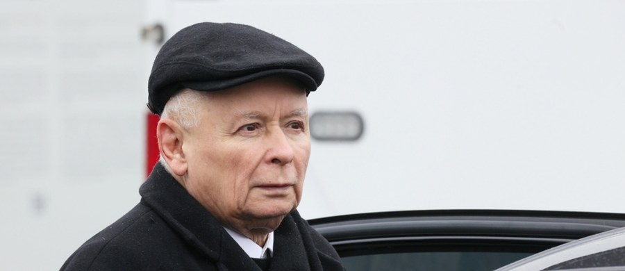 Sąd Rejonowy dla Warszawy Śródmieścia wyznaczył na 14 sierpnia termin pierwszej rozprawy w sprawie, jaką z prywatnego aktu oskarżenia prezesowi Prawa i Sprawiedliwości Jarosławowi Kaczyńskiemu wytoczył Zbigniew Komosa. Pierwotnie posiedzenie sądu w tej sprawie było zaplanowane na 17 czerwca. 