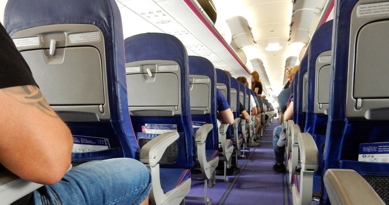 Gdzie usiąść w samolocie, by mniej odczuwać turbulencje? Stewardesa zdradza sekret