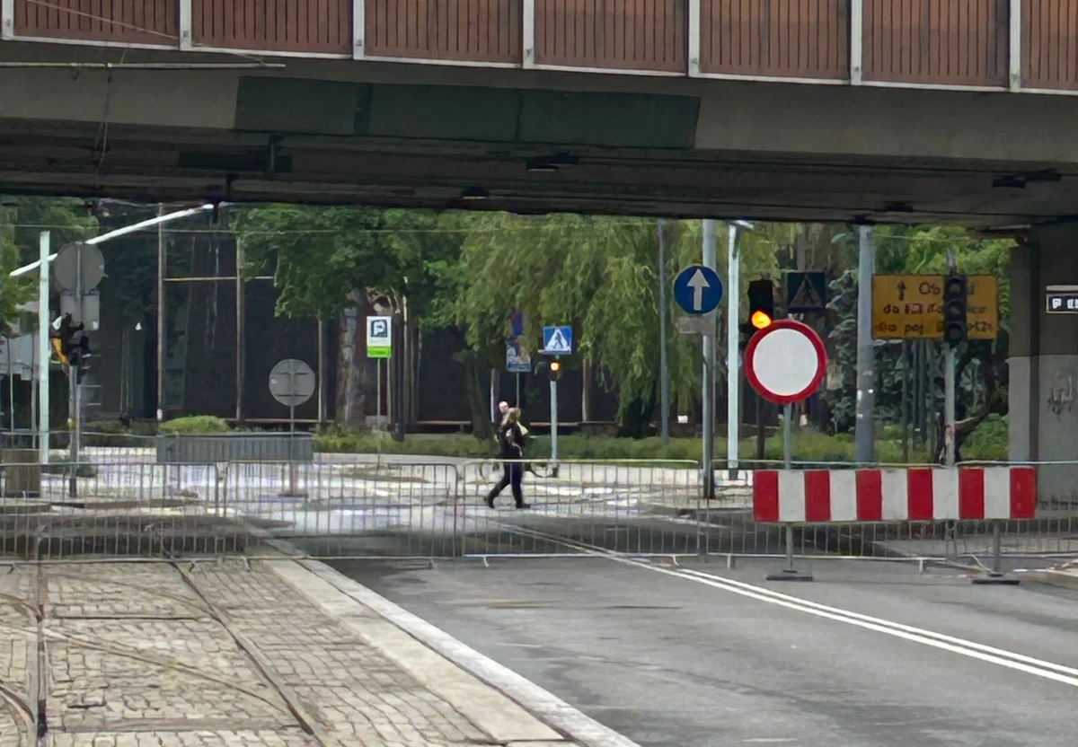 "Jestem w 100 proc. przekonany, że ten obiekt ulegnie kiedyś awarii lub katastrofie" - mówił na konferencji prasowej autor ekspertyzy dotyczącej stanu technicznego estakady w Chorzowie Krzysztof Tokarek. W poniedziałek władze miasta natychmiastowo wyłączyły estakadę z użytkowania.