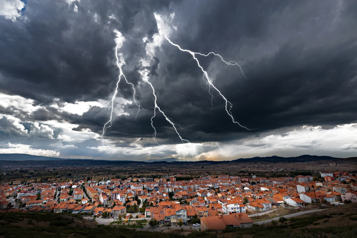 "Uwaga! Nowe ostrzeżenia meteorologiczne IMGW. Prognozowane są burze 1. i 2. stopnia, którym miejscami będą towarzyszyć opady deszczu do około 20 mm oraz porywy wiatru do 70 km/h. Możliwy grad" - podał w czwartek w południe Instytut Meteorologii i Gospodarki Wodnej. Część alertów obowiązuje do piątku do godz. 4:00 rano, a część do godz. 7:30. Szczególnie silnie grzmieć może m.in. na szlaku Wielkich Jezior Mazurskich, na Podkarpaciu, a także w Małopolsce. Do mieszkańców trzech województw trafił alert RCB ostrzegający przed burzami. 