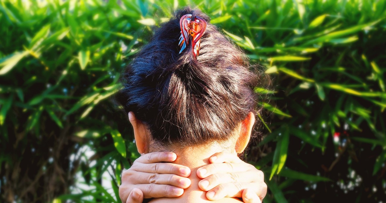 Masz ”szyję telefonową”? Te ćwiczenia skutecznie złagodzą ból i napięcie