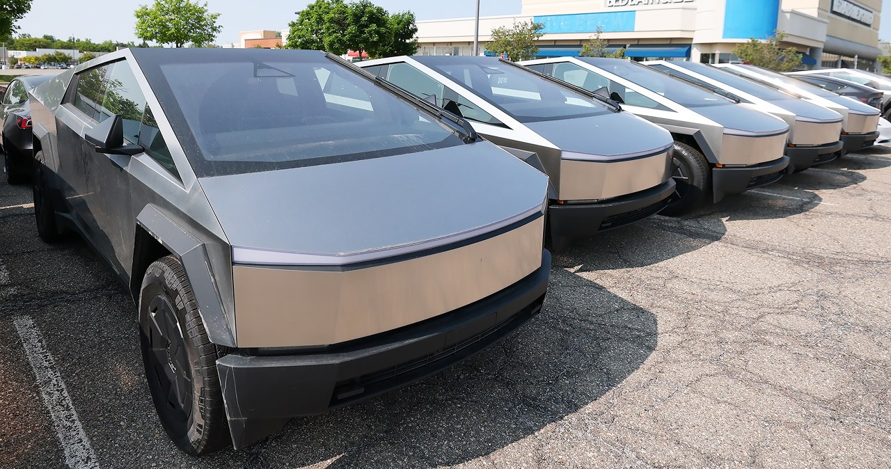 Dziesiątki niesprzedanych Tesli zalegają na parkingu. Mieszkańcy wściekli